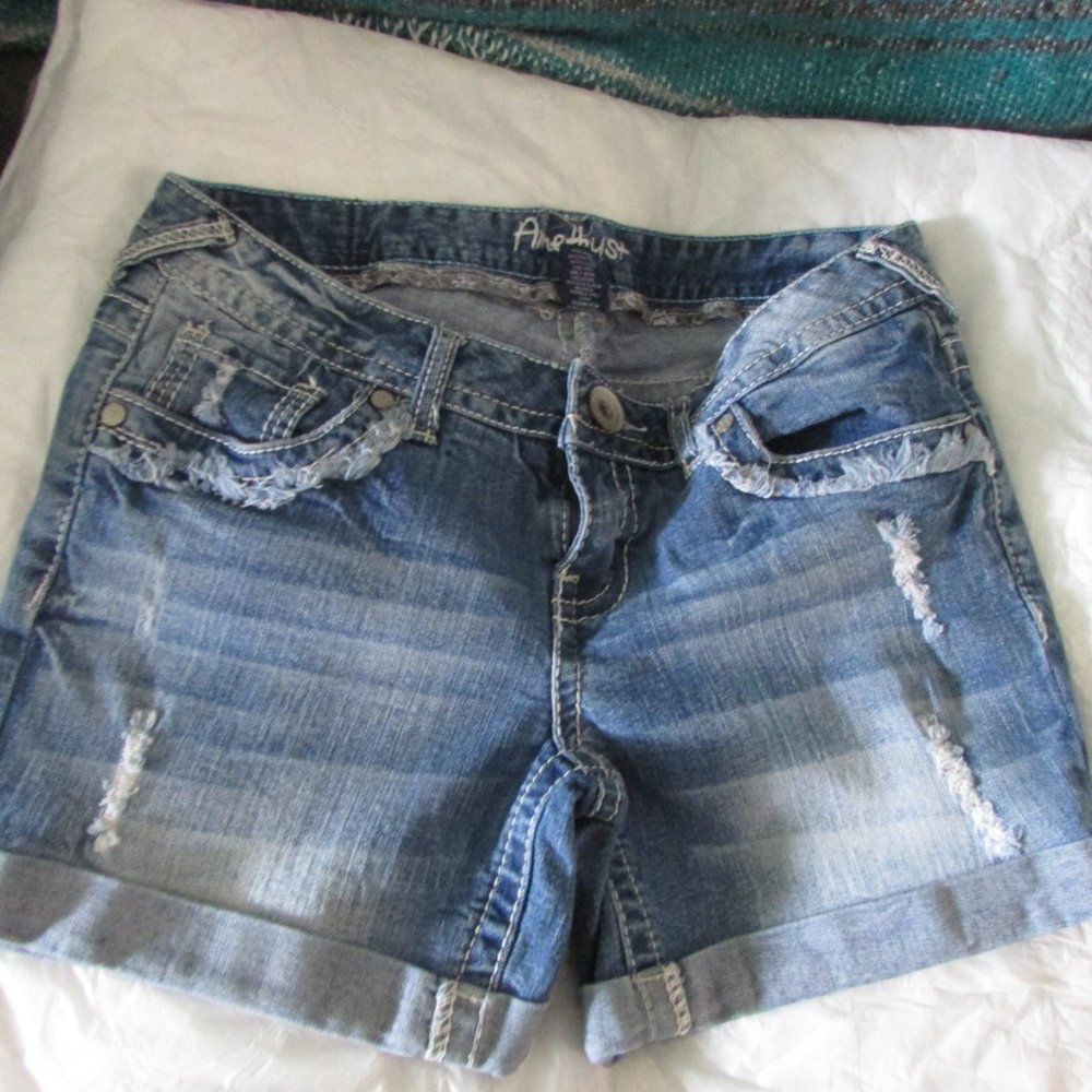 AMETHYST JEAN SHORTS. SIZE 7